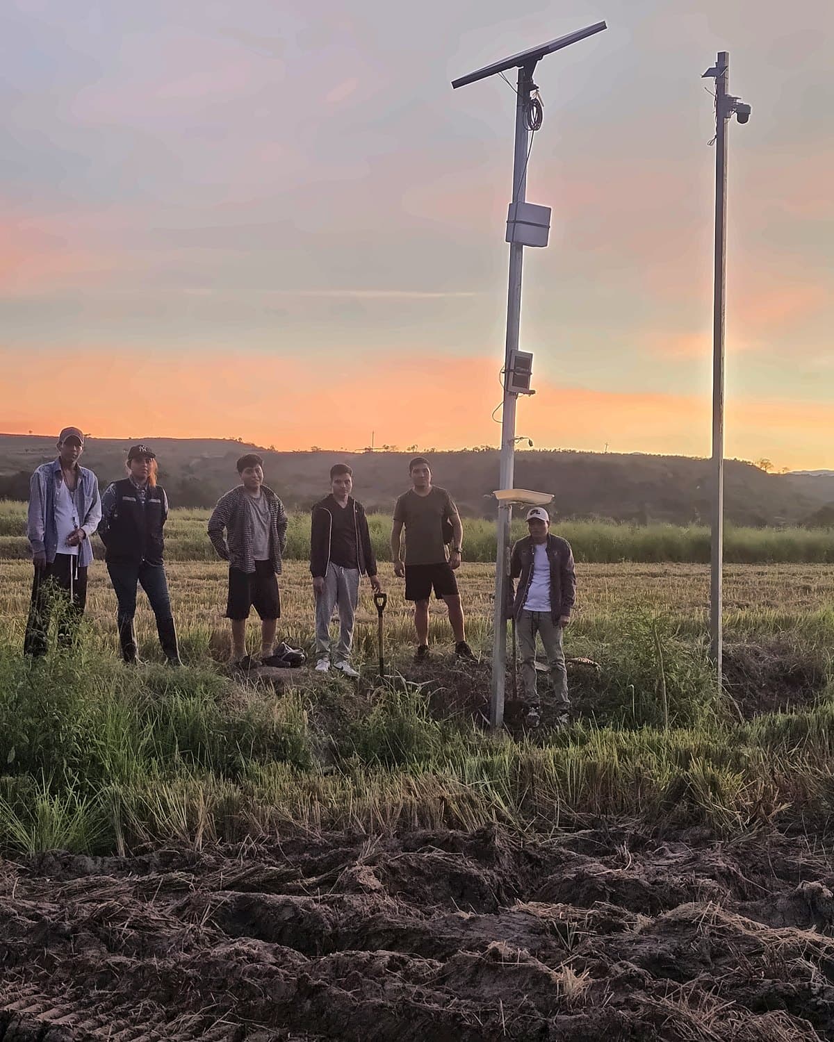 Equipo de DRAGO junto a los postes solares de INDUXA AGRO recién instalados