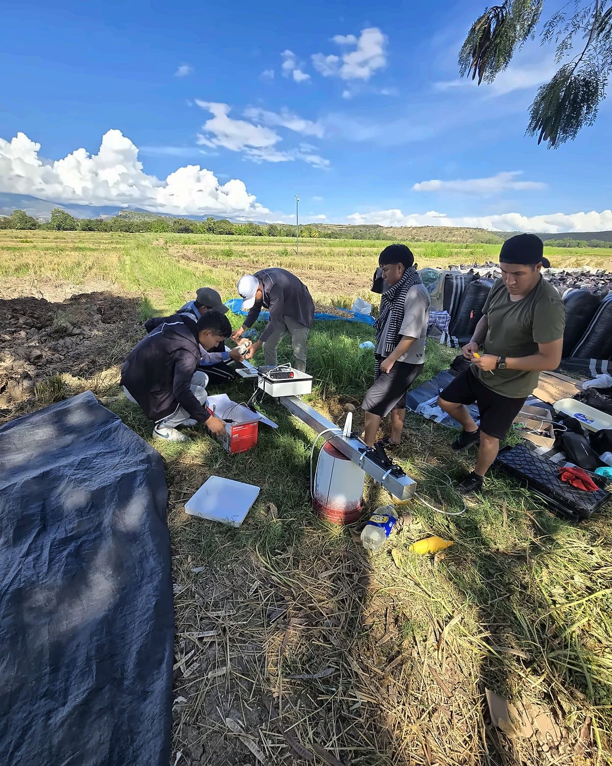 Equipo de DRAGO armando estaciones INDUXA AGRO en el campo