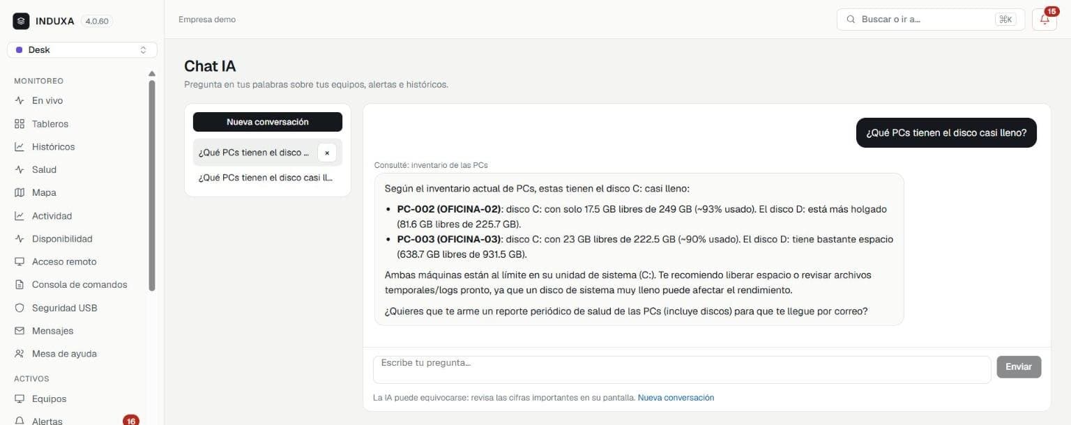 Chat IA de INDUXA DESK respondiendo qué PCs tienen el disco casi lleno