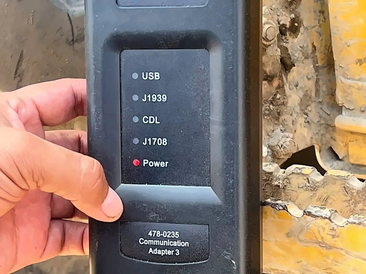 Adaptador de comunicación J1939 conectado a la maquinaria