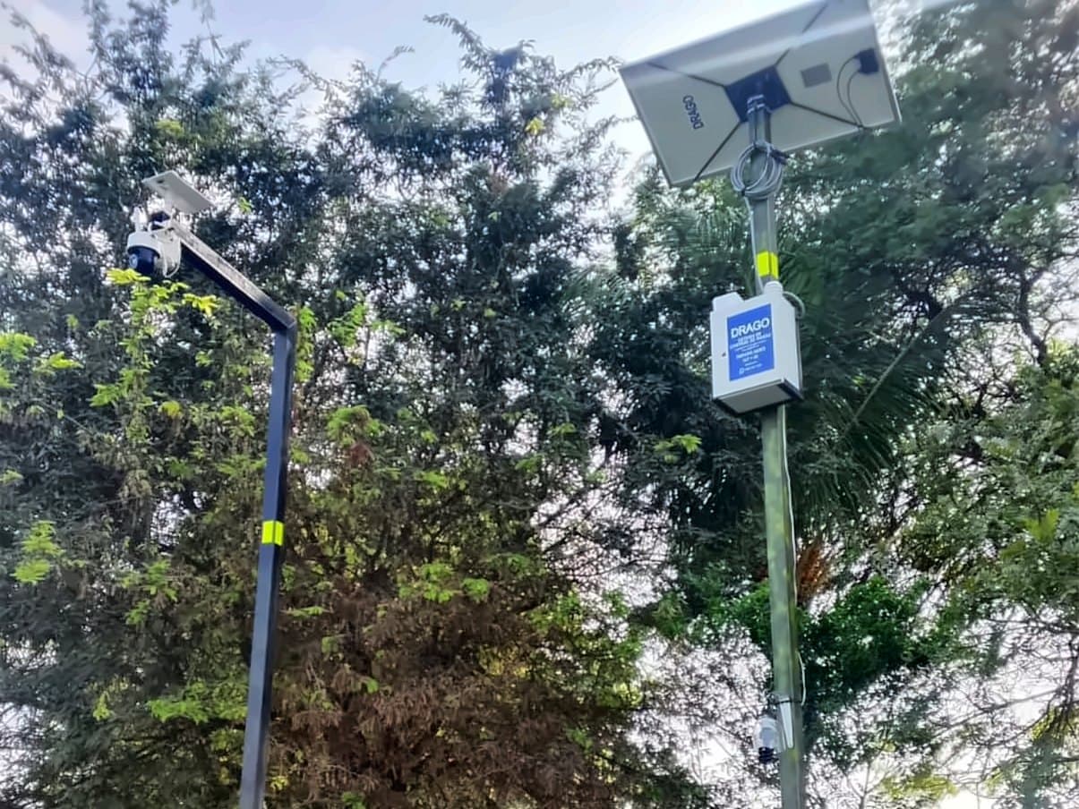 Estación INDUXA AGRO con panel solar, caja DRAGO y cámara instalada en campo