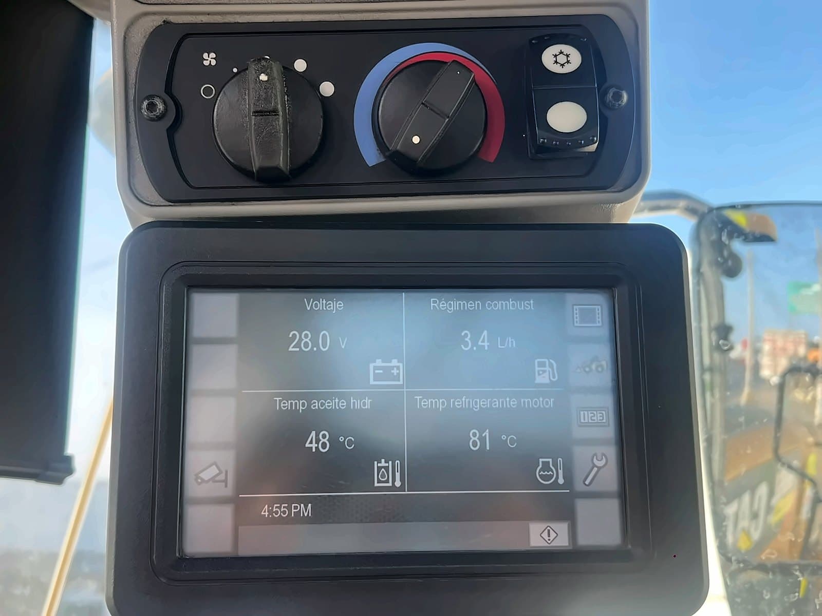 Tablero de la cabina con voltaje, consumo y temperaturas del motor
